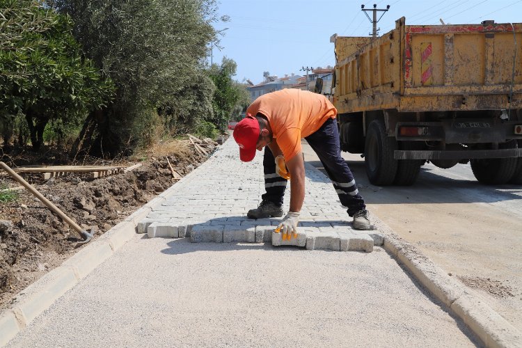 İzmir Menderes'te kaldırım çalışması 